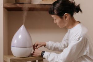 加湿器でエアコンの乾燥対策｜在宅の喉と肌を守る - humidifier home room
