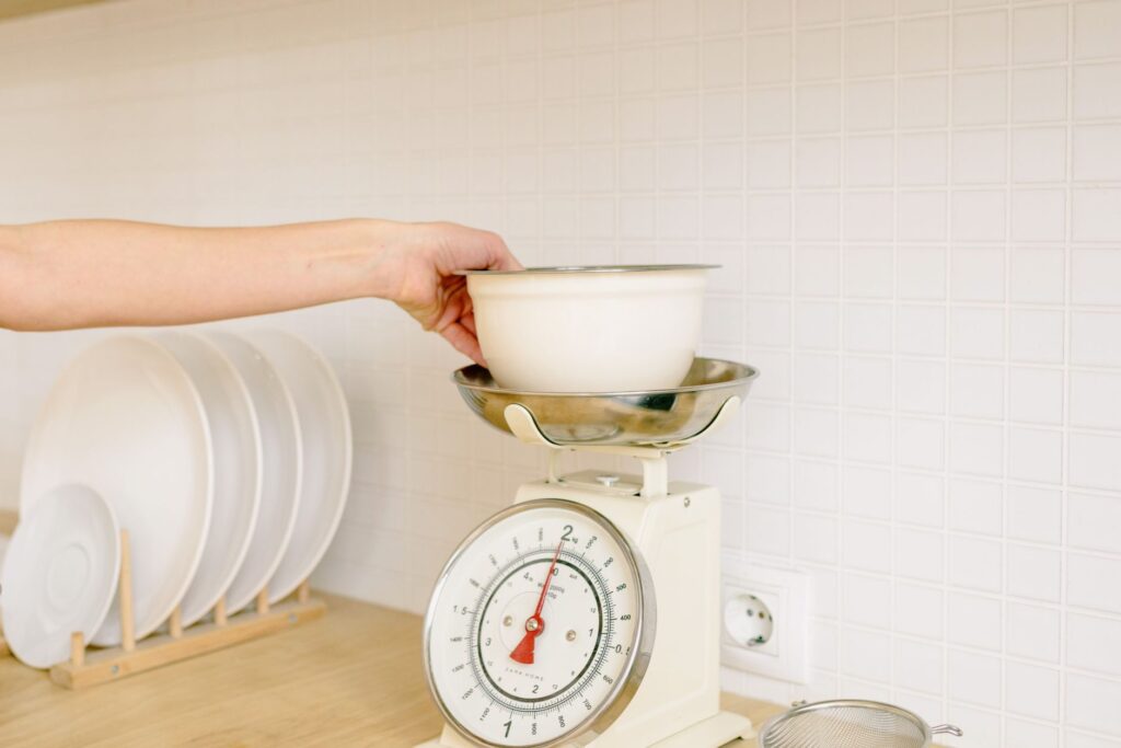 キッチンスケールで自炊を効率化｜計量で節約と時短 - kitchen scale cooking