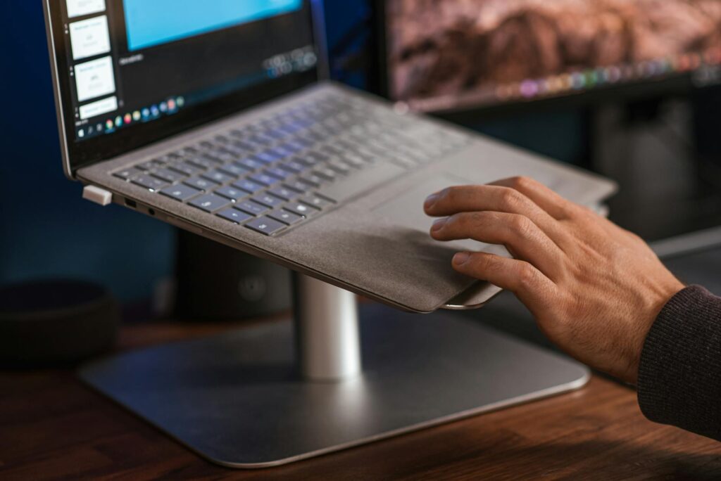 ノートPCスタンドで在宅の姿勢と作業効率を改善した話 - laptop stand desk