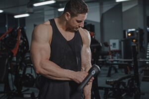 マッサージガンで在宅の肩・腰の疲れをほぐす - massage gun muscle