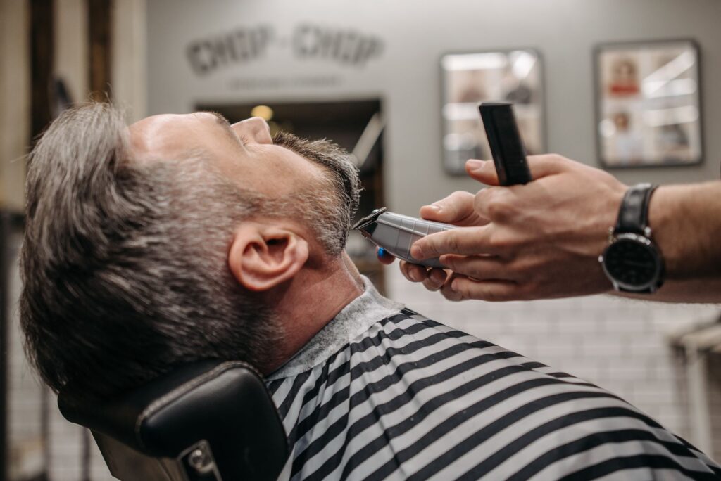 電気シェーバーで朝のひげ剃りを時短｜肌の負担も抑える - electric shaver men