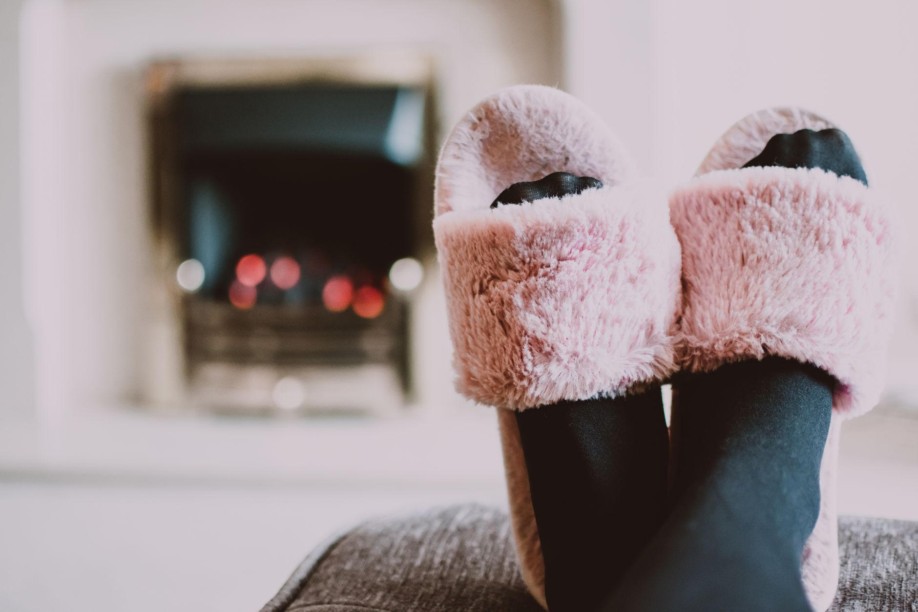 ムートンのルームシューズで冬の在宅を快適に｜暖かさへの投資 - warm cozy slippers