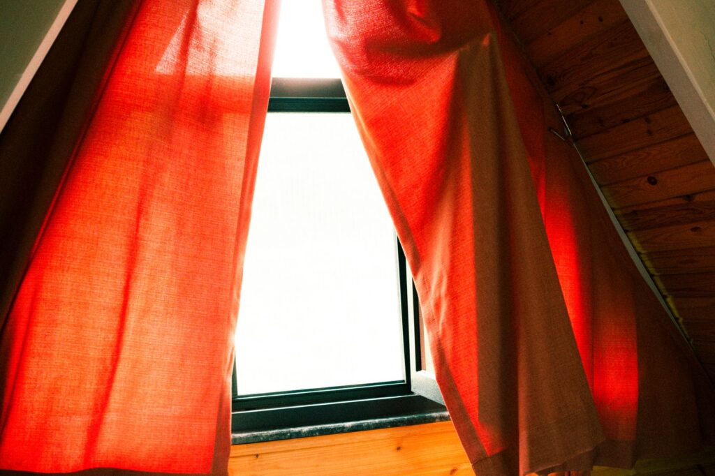 断熱カーテンで窓の冷気を防ぐ｜暖房代を抑える冬支度 - thermal curtain window