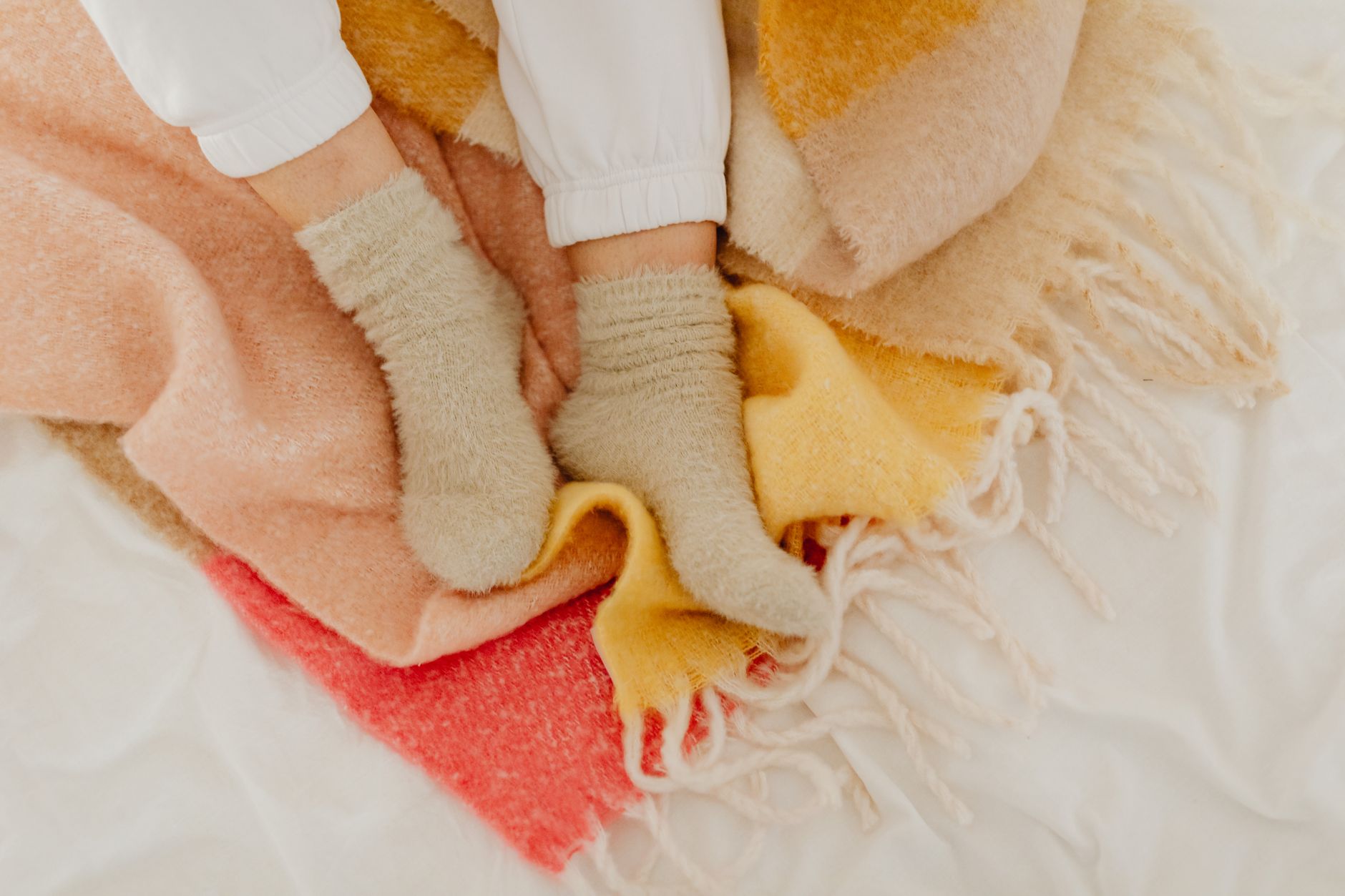 着る毛布で在宅の防寒｜暖房代を抑える冬の必需品 - wearable blanket cozy