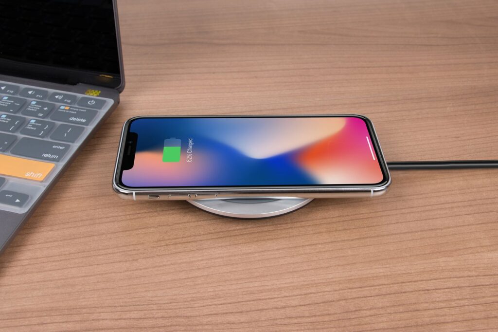 ワイヤレス充電器で机をすっきり｜在宅ガジェットを整える - wireless charger desk