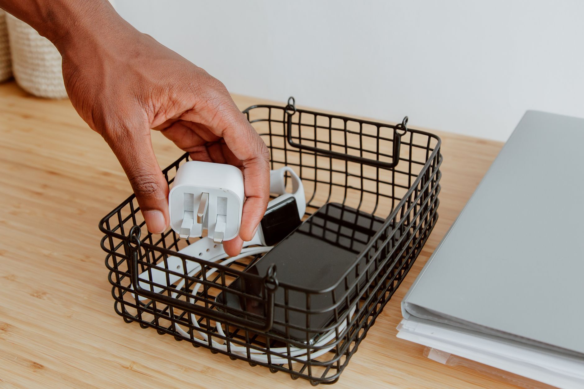 ワイヤレス充電器で机をすっきり｜在宅ガジェットを整える