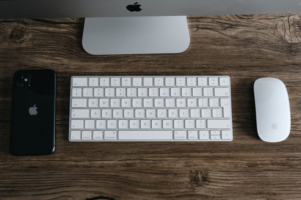 ワイヤレスキーボードで在宅の作業環境を整える｜選び方と感想 - wireless keyboard desk