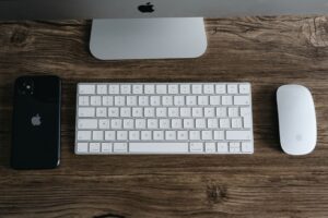 ワイヤレスキーボードで在宅の作業環境を整える｜選び方と感想 - wireless keyboard desk