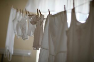 部屋干しのにおい・乾燥対策｜サーキュレーターで早く乾かす - indoor laundry drying