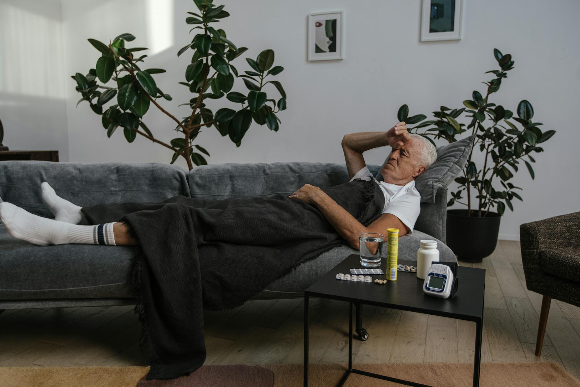 傷病手当金の基本｜病気で働けないときの健康保険の給付 - sick leave rest home