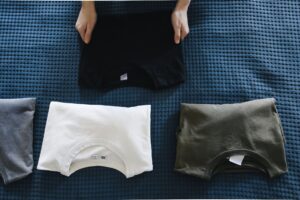 夏物衣類の手入れと収納｜来年も気持ちよく着るために - folding summer clothes