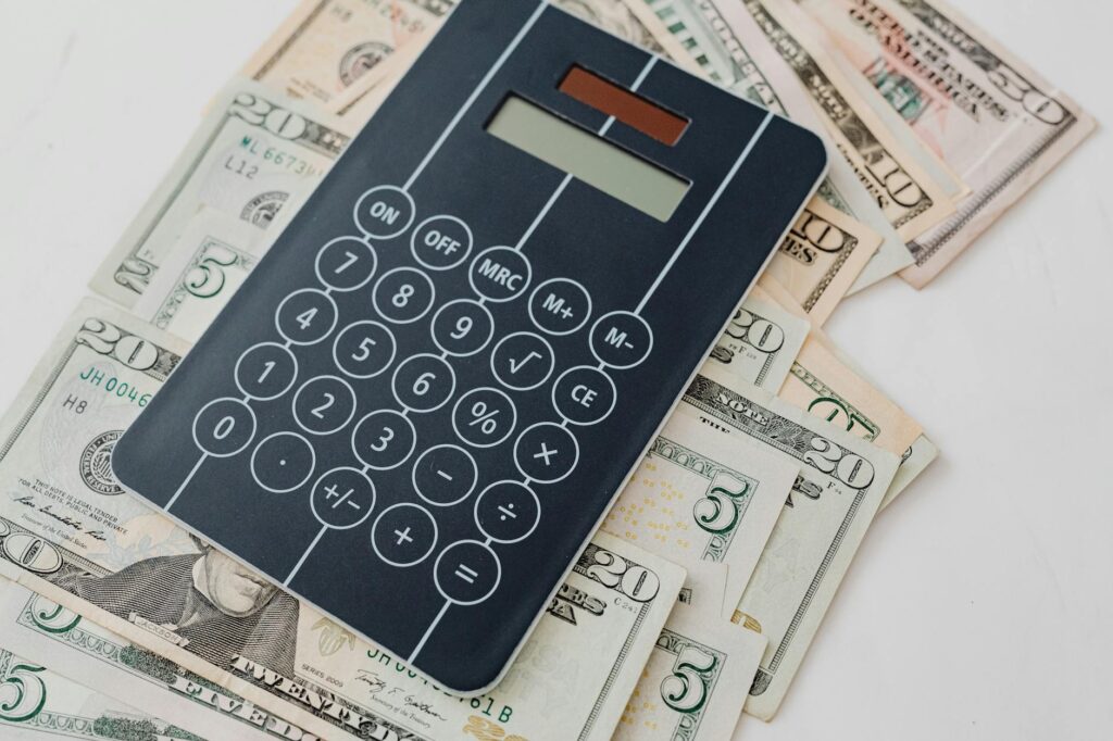 投資にかかる3つのコストを理解する｜信託報酬・為替・税金 - cost calculation finance
