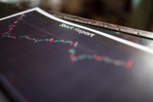 含み損が出ても売らない理由｜評価額の見方を変える - stock chart down