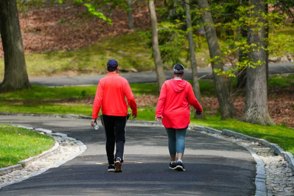 歩く習慣はお金をかけない健康投資｜暮らしを変える小さな運動 - walking habit nature